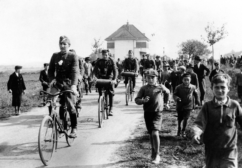 Illustration for article titled Great Moments In Bicycle-Powered Warfare